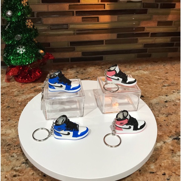 2-Pc (1-Pair) of Sneakers Keychains- New in box 😍 - Picture 3 of 9